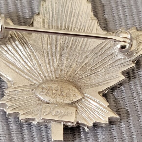 Vintage Canadian maple leaf brooch by Keyes - Picture 3 of 3